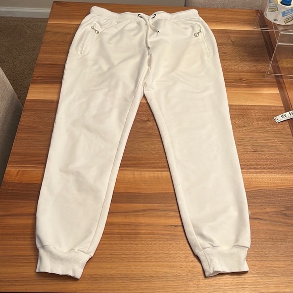 NWOT Ouber Joggers pants
Excellent Condition
Size M.
Pockets.
#653 - Picture 1 of 10